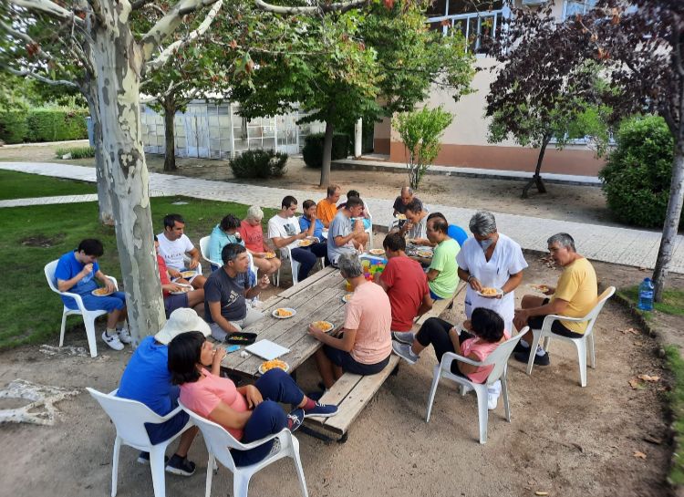 ApnaAutismo's tweet photo. Se trata de reír, acompañar, comprender, empatizar, querer, ser amable, disfrutar, acoger, soñar, avanzar, aprender, abrazar, respetar, escuchar, caminar juntos... Se trata de VIVIR. 
#CicloVitalAutismo
#RAMIB
#DiaMundialAutismo
#LlamémosloPorSuNombre https://t.co/6RLE8dPV8X