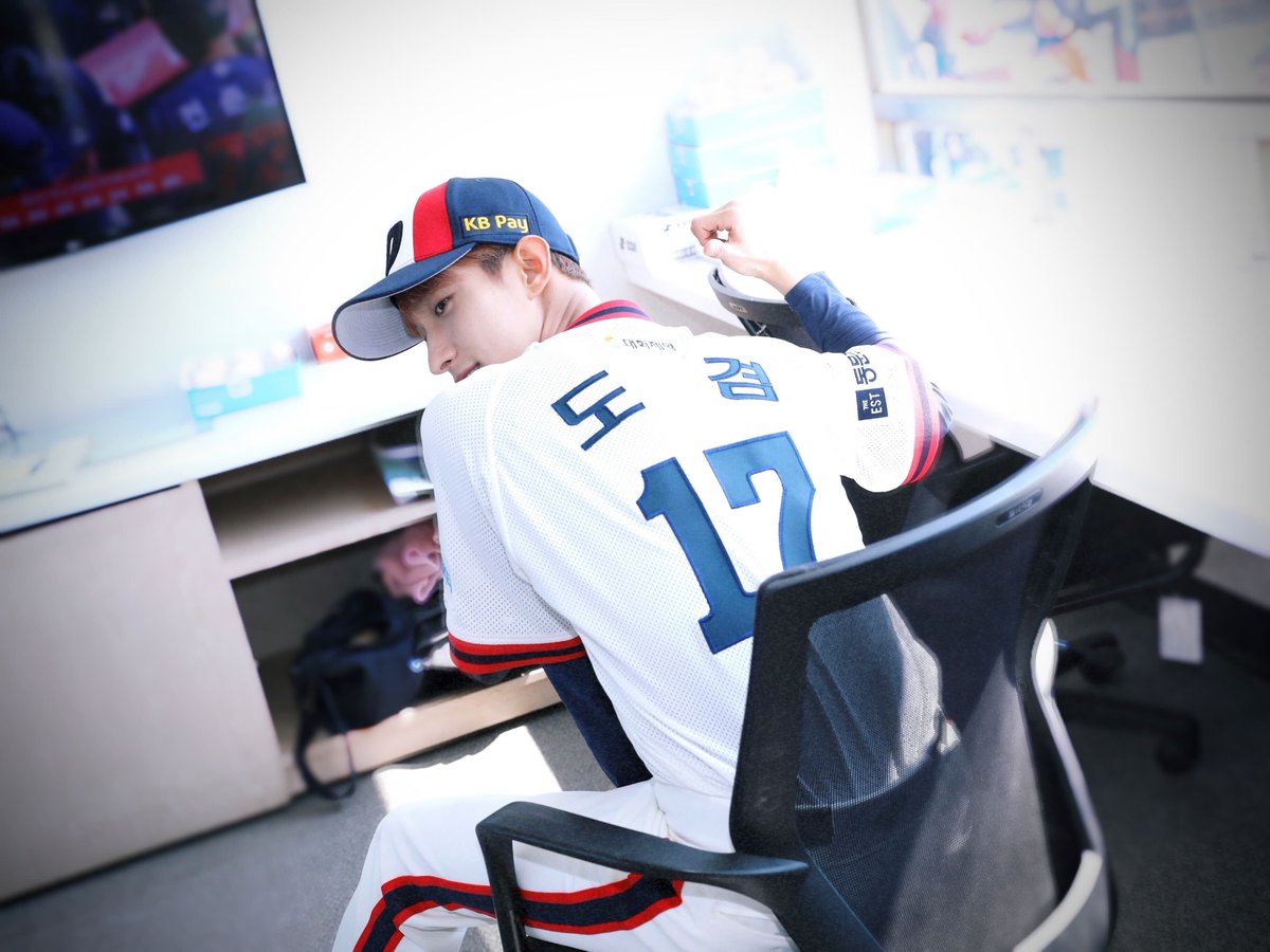 pledis_17's tweet photo. [17'S 도겸] 꿈은 이루어진다⭐️ 
너무 행복했습니다⚾️ 17번 도겸 https://t.co/VSKqFOWjLo