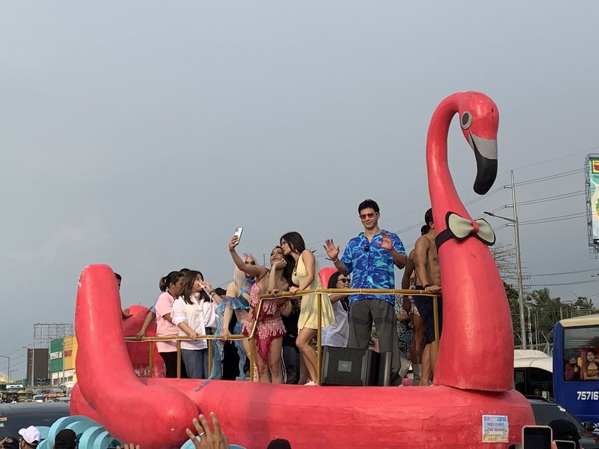 hereyesandears_'s tweet photo. LOOK: The flamboyant, flamingo-helmed float of “Here Comes The Groom” starring Enchong Dee, Maris Racal, Awra Briguela, and Kaladkaren was the third one to make its way on Commonwealth Avenue at the Summer MMFF Parade of Stars. @inquirerdotnet https://t.co/sWW3giiEXk