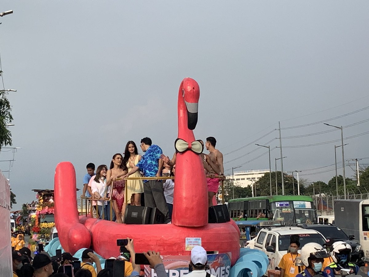 hereyesandears_'s tweet photo. LOOK: The flamboyant, flamingo-helmed float of “Here Comes The Groom” starring Enchong Dee, Maris Racal, Awra Briguela, and Kaladkaren was the third one to make its way on Commonwealth Avenue at the Summer MMFF Parade of Stars. @inquirerdotnet https://t.co/sWW3giiEXk