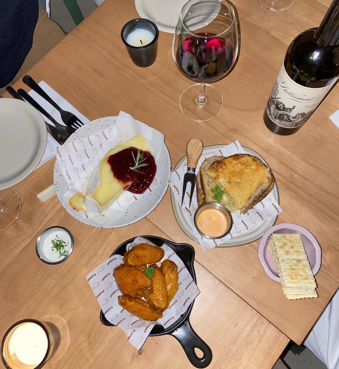 namthipskyy's tweet photo. ชวนไปDate Night🧀🍾🍷สายชีสบอร์ดถูกใจสิ่งนี้ DATE by Nokky's Charcuterie🫒🍸 Vibesดีมาก เหมาะกับการไปปลดปล่อย Chill night 🍾จิบไวน์เบาๆ การตกแต่งร้านเต็ม10ไม่มีหัก ✨💞มันดีต่อใจ เมนูที่สั่งมาก็อร่อยทุกเมนู ราคาไม่แพงอย่างที่คิด~ #อร่อยบอกต่อ @aroii https://t.co/ZoZZfCslyg