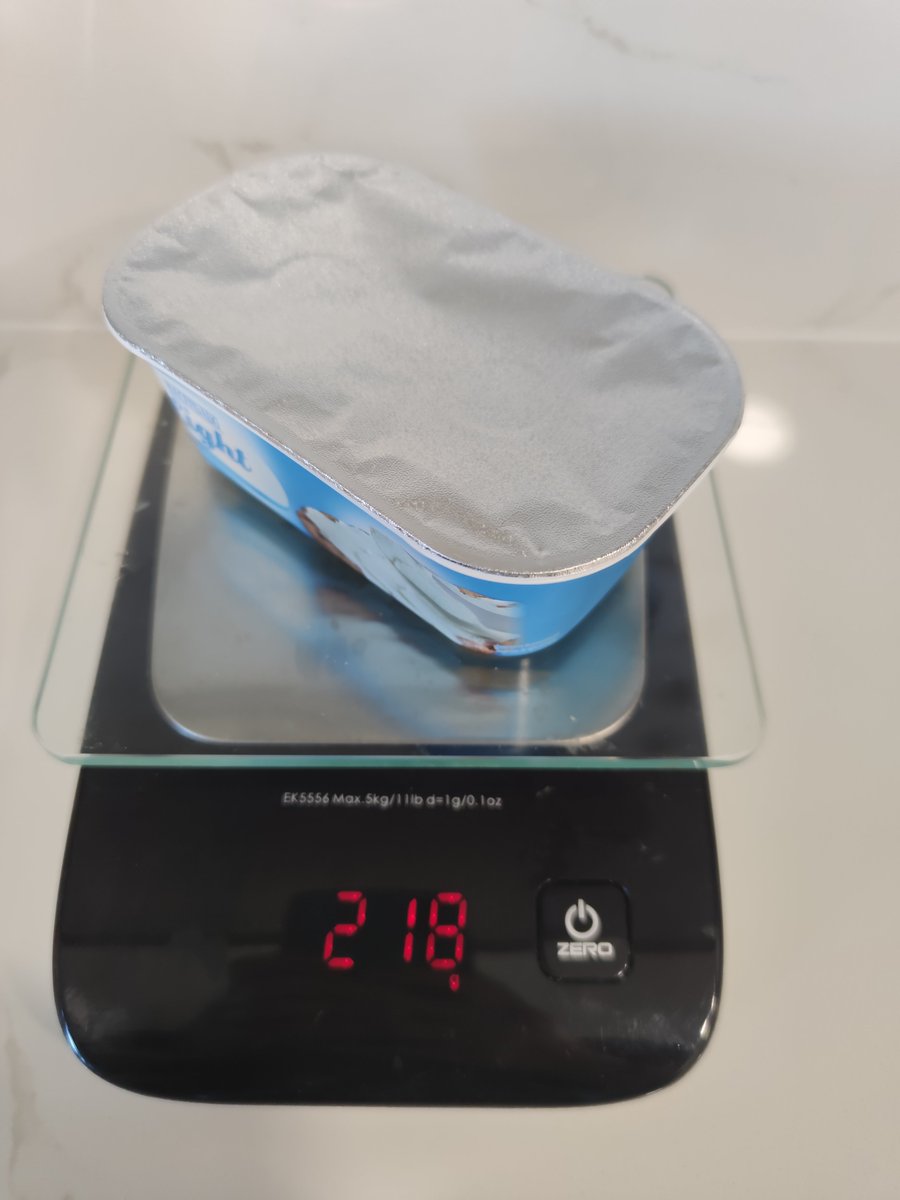 CyranoCat's tweet photo. Otra de las maravillas de 
@Mercadona
,el "queso" de untar light de 300g en casa pesa menos de 220g, considerable diferencia para tener mal calibrada mi báscula,no? Comprobado con dos envases,y foto boca arriba, que se vea que está cerrado. 
@consumidores #mercadona #hacendado https://t.co/EfHdqO230g