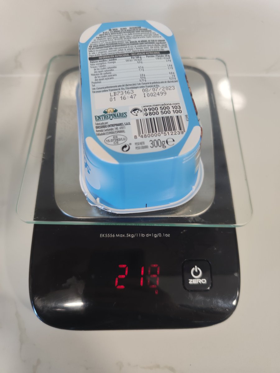 CyranoCat's tweet photo. Otra de las maravillas de 
@Mercadona
,el "queso" de untar light de 300g en casa pesa menos de 220g, considerable diferencia para tener mal calibrada mi báscula,no? Comprobado con dos envases,y foto boca arriba, que se vea que está cerrado. 
@consumidores #mercadona #hacendado https://t.co/EfHdqO230g