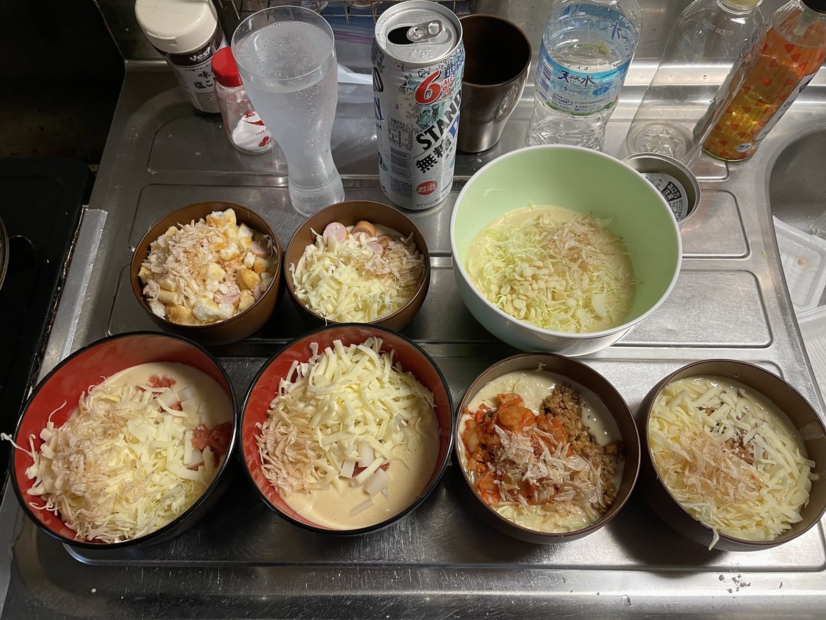 Higher330's tweet photo. 出来たで。
我が家のお好み焼き。
右上から左に、豚玉、ウィンナーチーズ、ウィンナー塩せんべい↩︎思いつき、下段右から納豆チーズ、納豆キムチ、明太もちチーズ×2
明日からの仕事、嫌だー！(´；ω；｀)
最後のよーーーーーーる。
頑張れ自分。
 #キッチンドランカー
 #15とは程遠い46の夜 https://t.co/7Yd3XApkH1