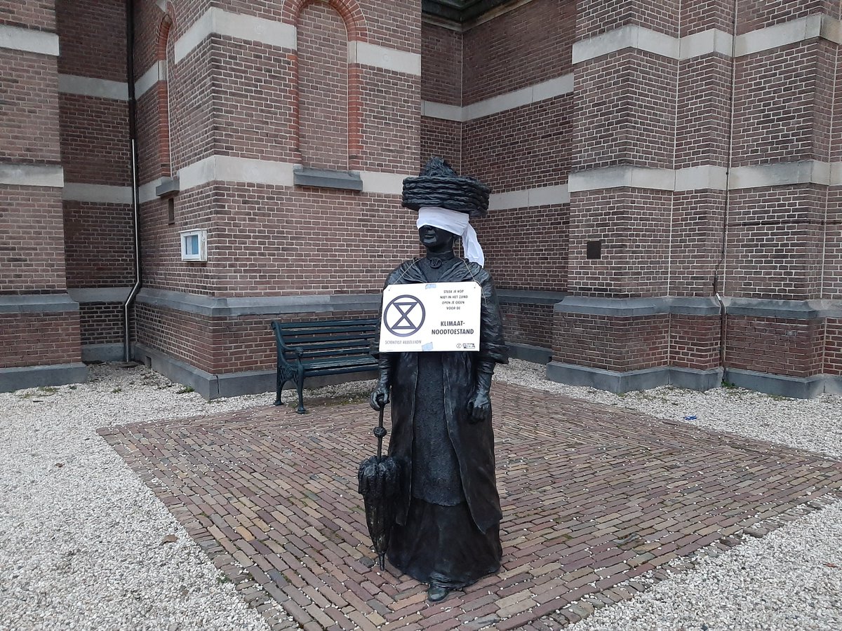 “Beelden in heel Nederland even blind als onze leiders van nu” 
Wetenschappers van <a href="/SR_Netherlands/">bsky.app/profile/scientistrebellion.nl</a>, nu geholpen door XR-rebellen, hebben vannacht wederom wereldwijd een groot aantal standbeelden geblinddoekt. In Nederland gaat het om 37 standbeelden in meer dan 21 steden. [1/3]