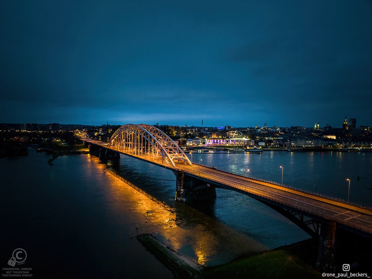 KWESTIEVANLEF_'s tweet photo. Net voor zonsopgang.
📍 Locatie: Waalbrug
🗺️ Plaats: Nijmegen
✅ Dronefotografie | Film: Paul Beckers

#nijmegen #nederland_ontdekt #kameraexpress #gemeentenijmegen #regioarnhemnijmegen #hallonijmegen #ilovenijmegen #gelderland #nijmegenmijnstad #wijzijnnijmegen #visitnijmegen https://t.co/oNZe5nTLTR