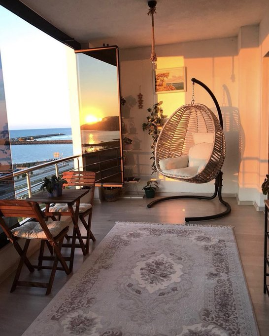 ArtCouppe's tweet photo. Denize bakan bir balkon. https://t.co/OPfV0Ozwbr