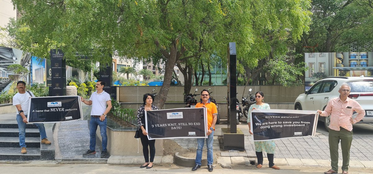 Chat_Suyash's tweet photo. Look at what real estate in Noida is reduced to, @mahagungroup goons openly threatening buyers who have been suffering for 9 years to get their homes. Do feel the anguish and pain in one of the buyers' voices at the end. @CeoNoida @dmgbnagar @BuyersMantra @myogiadityanath https://t.co/R8msUxHxQJ