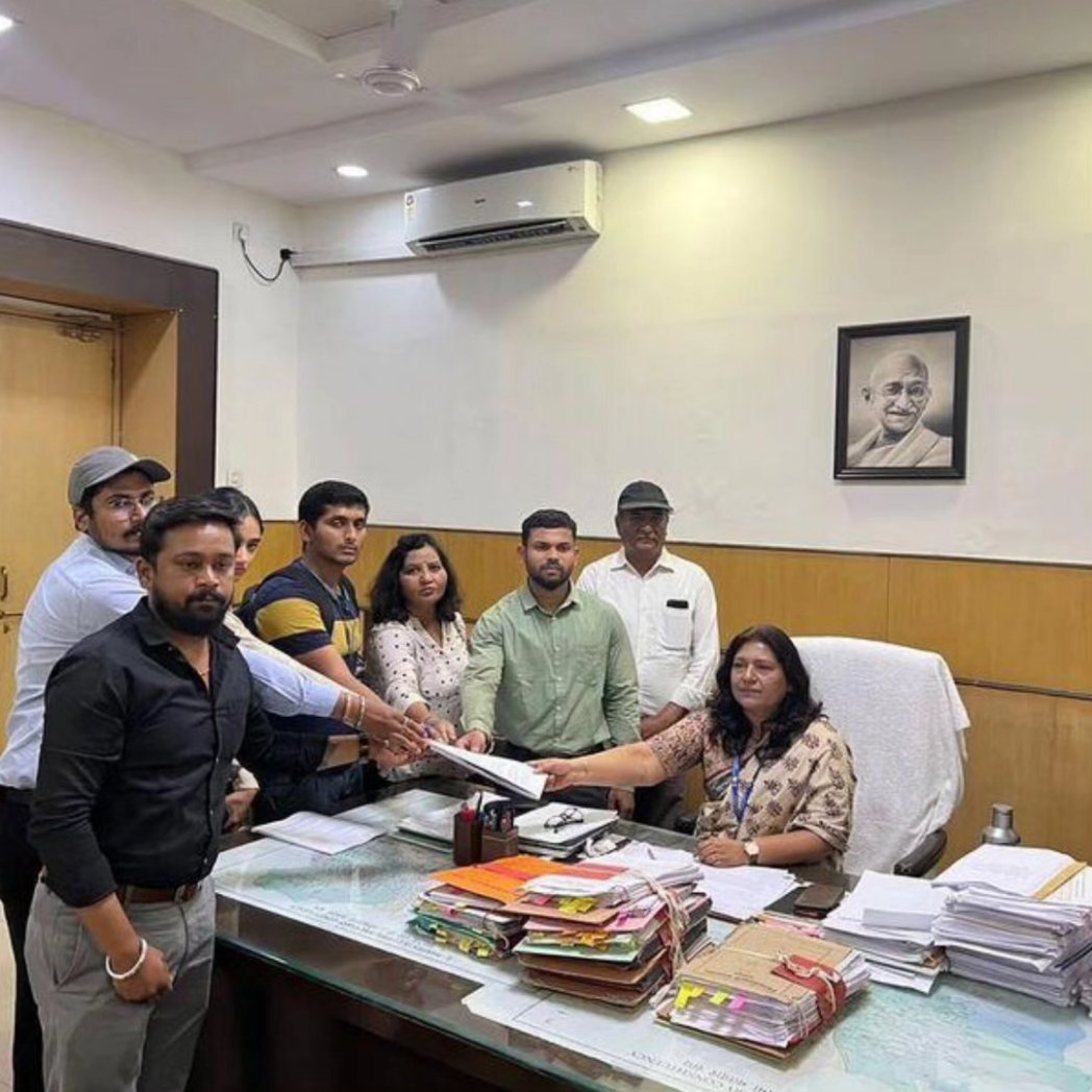 nagpurkabeta's tweet photo. On behalf of thousands of students,a deputation was submitted to the District Collector NGP.All the MBA CET aspirants across Maharashtra demanded fair re-examination as the question paper was leaked.CET exam was conducted by a blacklisted company.#MBACET2023 #MaharashtraPolitics https://t.co/YeIVFqKL2S