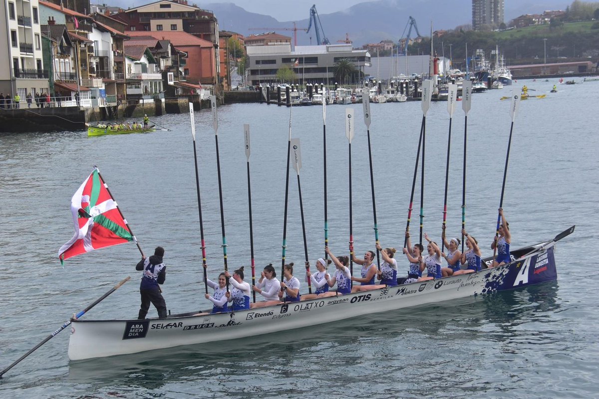 Hirugarren urtez jarraian San Pedroko Test estropadako Bandera Lugañenetik astindu da!
Por tercer año consecutivo la Bandera de la Regata Test de San Pedro se ondea desde la Lugañene 
AUPA ARRAUN !!!