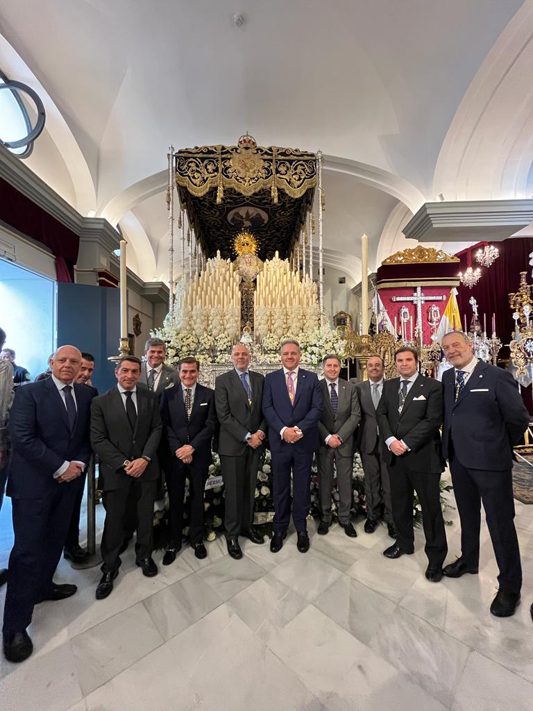 hdadlaestrella's tweet photo. Nuestra hermandad vecina @EspDeTriana nos acaba de visitar corporativamente en este Domingo de Ramos #LaEstrella23 #SSantaSevilla23 https://t.co/UjxPeuL3hK