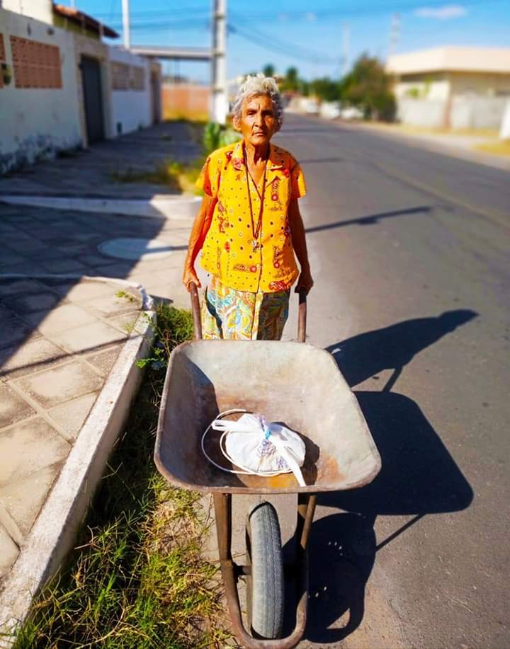 Francisca do cabelo de nuvem 

O sol estava verdadeiramente castigando a pele e o juízo. Eram umas duas e meia da tarde e o termômetro do carro, quando eu saí de casa, 
marcava 36 graus. Mossoró e sua quentura cotidiana! 
Quando dobro a rua de casa, dou de cara com ela, que já