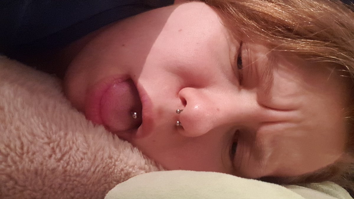 FlightOfStaz's tweet photo. Hätte mir nicht irgendwer sagen können, dass Zungenpiercings echt ätzend sind? 🥲🥲
(... Also... noch deutlicher) https://t.co/ghXiKvU4VL