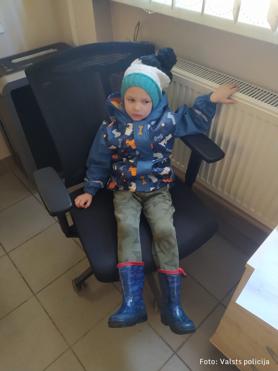 ltvzinas's tweet photo. Šorīt Jēkabpilī atrasts, iespējams, apmaldījies apmēram trīs gadus vecs zēns. 

@Valsts_policija aicina aplūkot zēna fotogrāfiju un atsaukties viņa tuviniekus. Ikvienu, kurš puiku atpazīst, policija lūdz zvanīt pa tālruni 67 006 736 vai 110. https://t.co/Ja8e7JW34T