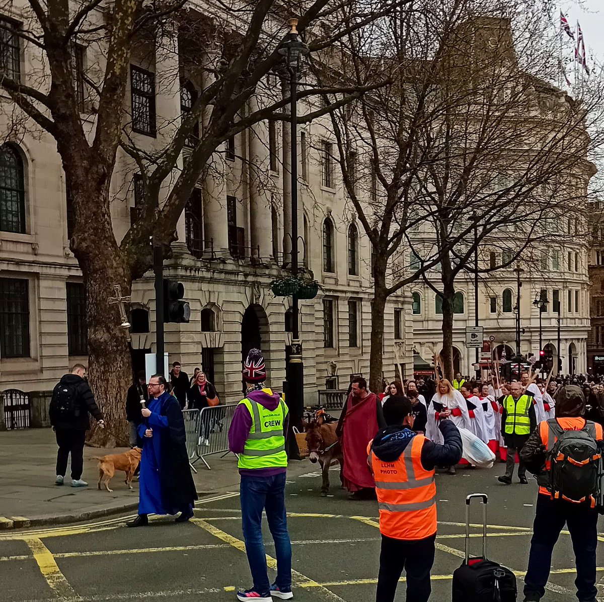 JustGiving's tweet photo. Breaking news: Just saw a donkey casually trotting across the road during the #LLHM2023.
Clearly not impressed with the runners' pace #SlowAndSteadyWinsTheRace #DonkeyPower π΄πββοΈ https://t.co/TdKBPJW8BF