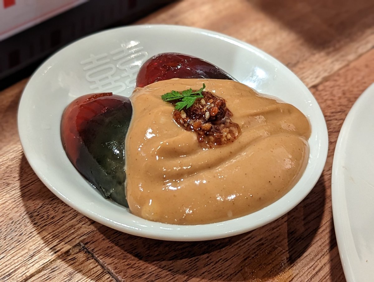 kawada__'s tweet photo. 2月末にオープンしたばかり、新橋「屋上屋台中華りんりん」はSTAND BY Miの姉妹店でロブション出身のシェフがフレンチ×中華のメニューを考案。全品250円の一口おつまみからトップシェフ考案の麻婆チーズや青椒肉絲ステーキまで。一番高いメニューで880円と非常にお値打ち。ワインも種類豊富。 https://t.co/PDZShMGJPS