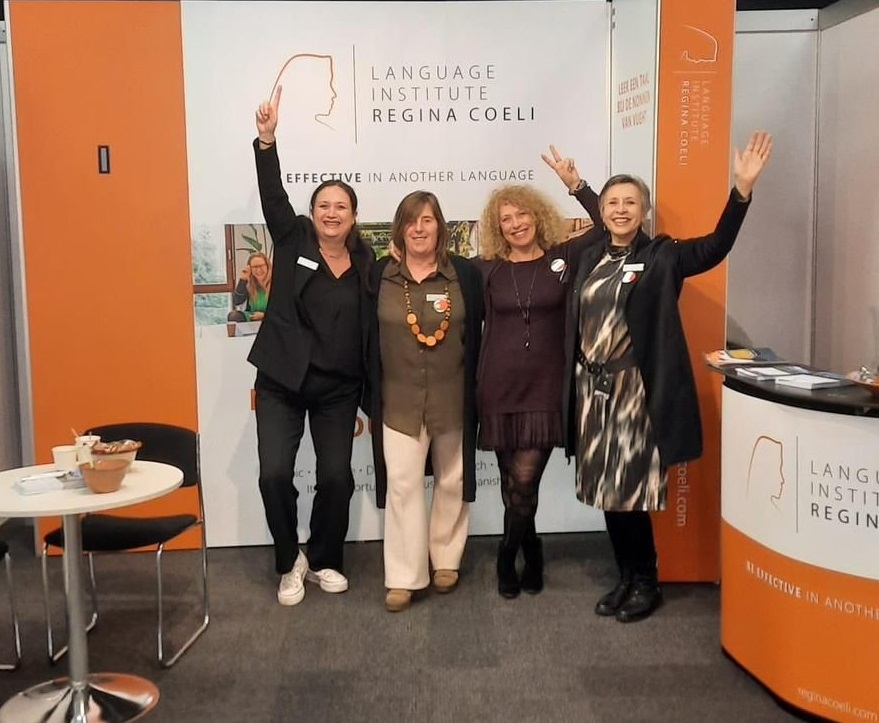De taaltrainers van Regina Coeli zijn er klaar voor! #emigratiebeurs Stel vandaag je vragen over taal en cultuur aan Luisa (Portugees), Corine (Frans) of Raffaela (Italiaans). Stand 303, hal 3.