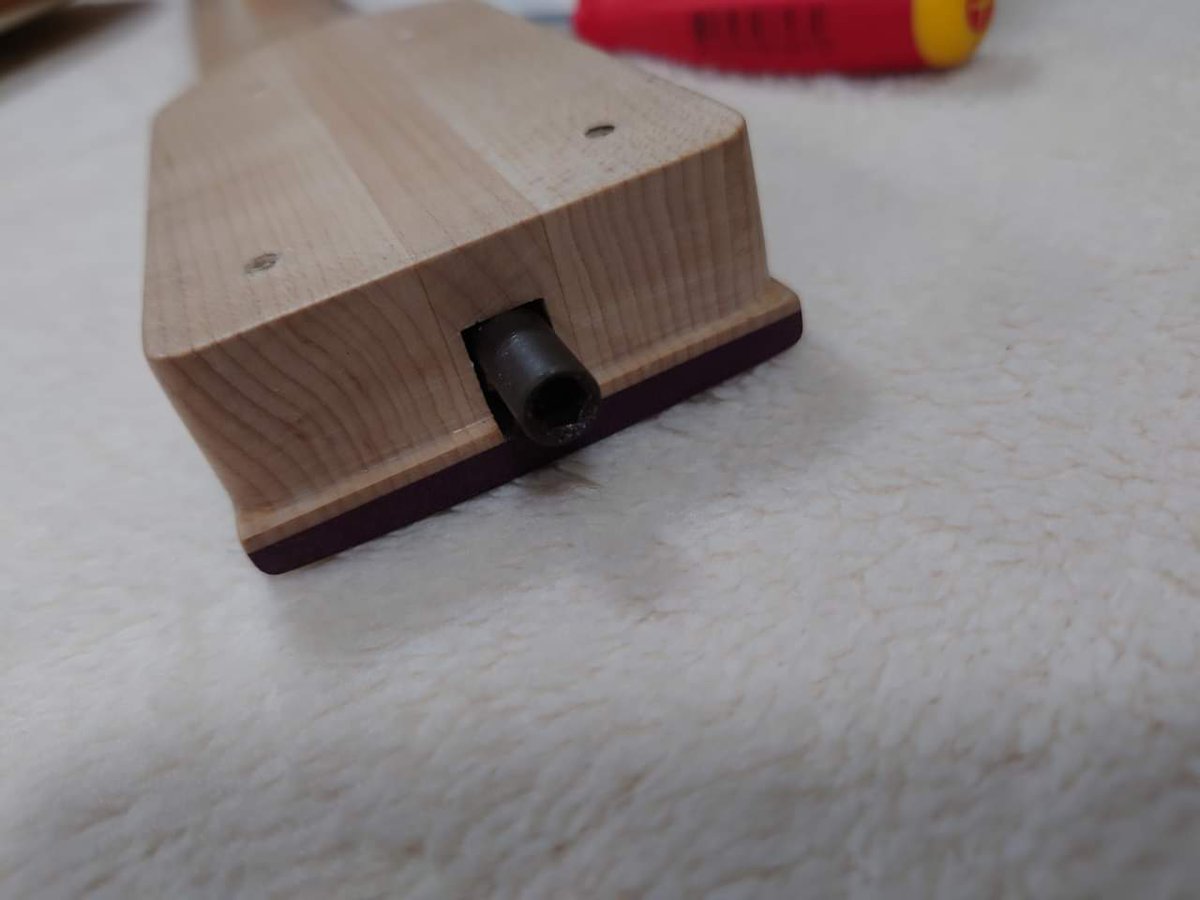 ties__store's tweet photo. 【フォデラ小話】
まれにこのようにロッドが飛び出してる状態・・・

そうです！

専用工具を使って抜くことが可能なんです

抜いてネック修正をしてまた戻したり

効き方を変えたり

長くご愛用いただける安心設計！

https://t.co/OnHz1iH7tE

#tiesstore
#foderaguitars
#foderabass https://t.co/YBwscKPFQt
