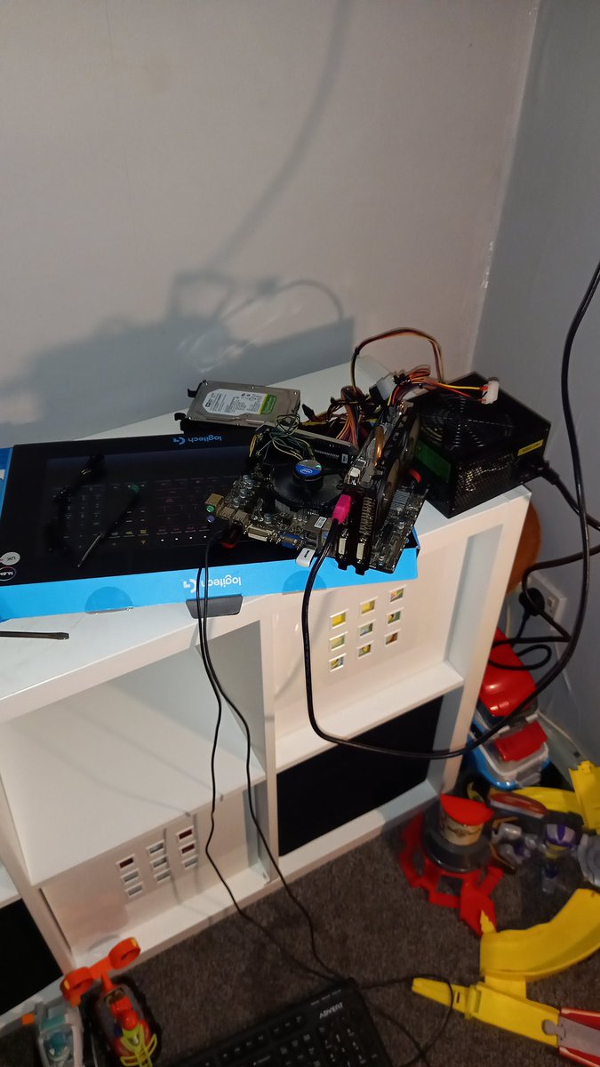 Alt3media's tweet photo. @LinusTech This was one of the first pcs I ever had was having trouble with it now its running unraid as a home server https://t.co/sTSUVeEADf