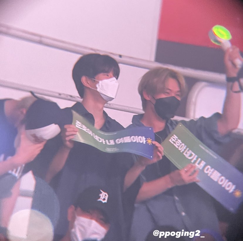 logcakes's tweet photo. to many more concert with you bby #2min 🐶🐰 https://t.co/bymvCYSiKv