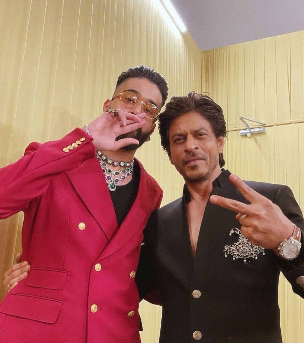 DelhiTimesTweet's tweet photo. .@apdhillxn meets @iamsrk, shares a glimpse of his fan moment from #NMACCGala 🔥

#SummerHigh #APDhillon #Punjabi #NMACC #SRKians  #ShahRukhKhan #WoNoor https://t.co/DSYSZAje8N