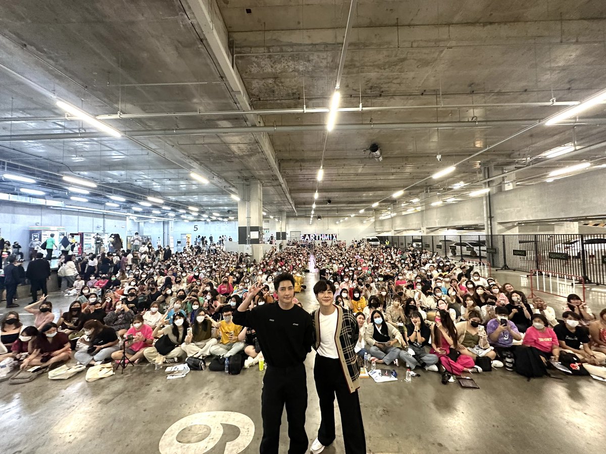 GmmtvShop's tweet photo. นำบรรยากาศของ "เอิร์ท-มิกซ์" ในงานสัปดาห์หนังสือแห่งชาติ ครั้งที่ 51 และสัปดาห์หนังสือนานาชาติ ครั้งที่ 21 มาฝากทุกคนค่า📚

@Earth_Pirapat @wixxiws 
#BookfluencerxEarthMix
#GMMTV https://t.co/SICGsGUMii