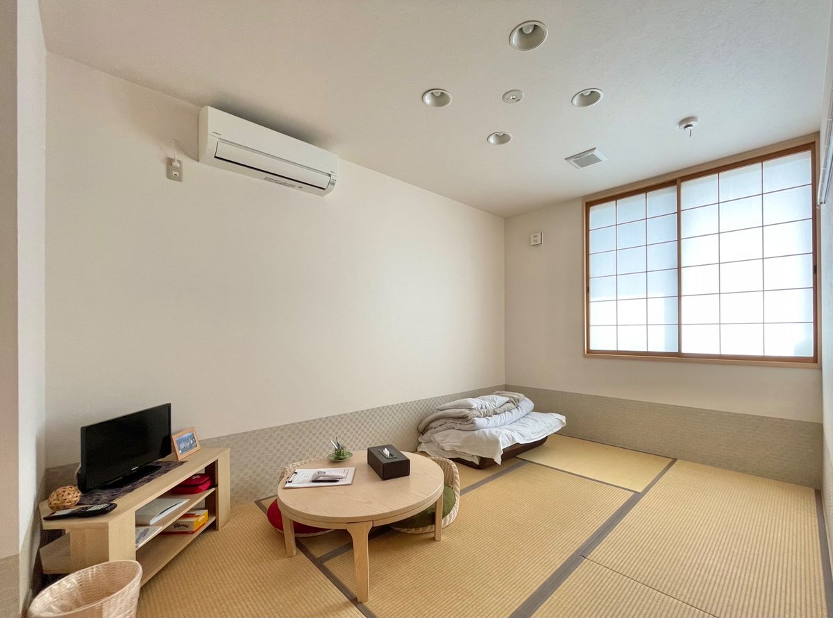 matsuri_kyoto's tweet photo. 私が16泊の間、お世話になったのは @kamon_inn 
その中でも東寺にほど近い物件です。
バス・トイレは勿論、ミニキッチンや洗濯機もお部屋の中に揃っており、長期滞在にもうってつけとなっております。
ありがとうございました！( ´ ▽ ` ) https://t.co/hBVaQShdpx
