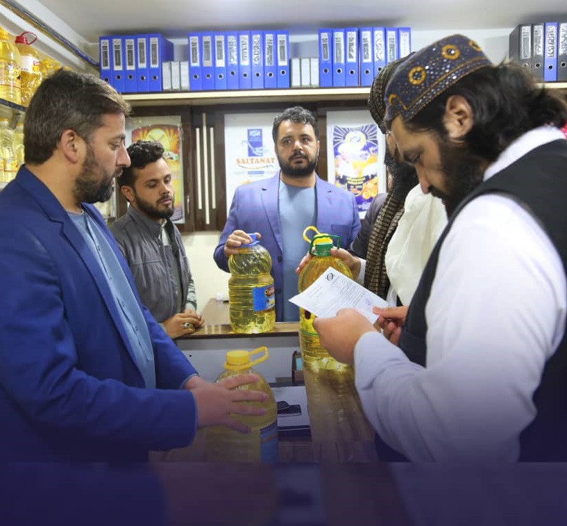 ArianaNews_'s tweet image. نظارت از عرضه نرخ مواد اولیه در شهر کابل ادامه دارد

شاروالی کابل می‌گوید که بررسی و نظارت از سوی کمیسیون جلوگیری از احتکار و کنترول قیم مواد اولیه در بازارهای مختلف سطح شهر ادامه دارد. ۱/۳

#ArianaNews #KabulMunicipality #FoodItems #Prices #Markets