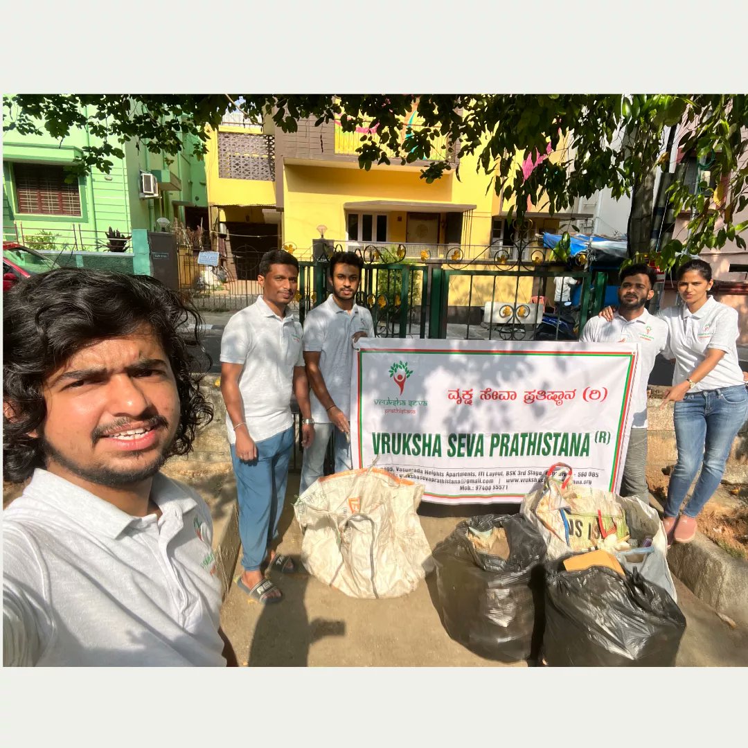 VSP_Trust's tweet photo. ಗವಿ ಪುರಂ ಬಡಾವಣೆಯ Traingular park ಅಲ್ಲಿ ತುಂಬಿದ್ದ ರಾಶಿ ಪ್ಲಾಸ್ಟಿಕ್ ಕಸಗಳನ್ನು ತೆಗೆದು ಸ್ಚಚ್ಚಗೊಳಿಸಲಾಯಿತು,
ಸುತ್ತಲಿನ ವಾಸಿಗಳಿಗೆ ಅಲ್ಲಿ ಕಸ ತಂದು ಹಾಕುವವರಿಗೆ ನೈರ್ಮಲ್ಯದ ಕುರಿತು ಹೇಳುವಂತೆ #VrukshaSevaPrathistana ದ ವತಿಯಿಂದ ಜಾಗೃತಿ ಮೂಡಿಸಲಾಯಿತು. 

#CleanParkGreenPark
#GoGreenBreathClean
.
.
 #VSPTrust https://t.co/AaFEyihASd