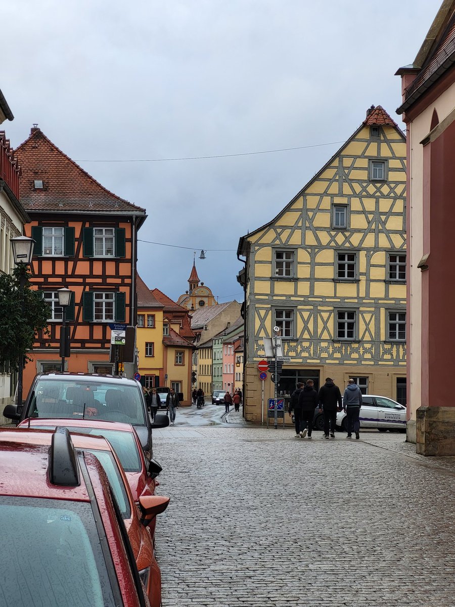 lubuwetter's tweet photo. #Bamberg definitiv eine Reise wert.Nur diese Blechkisten könnte man durchaus aus der Altstadt verbannen.Ziemlich viel Wasser übrigens in der #Regnitz https://t.co/k4zRdbnlhY