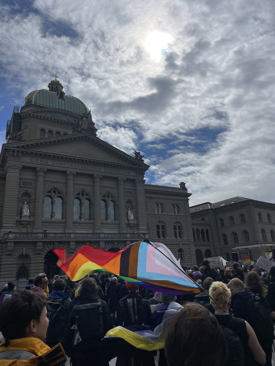 FrauenstreikBS's tweet image. Lieber Bundesrat wir existieren! Non- binäre Menschen gab es schon immer. Es ist Zeit für den 3. Geschlechtseintrag!!!🏳️‍⚧️💜 #weexist