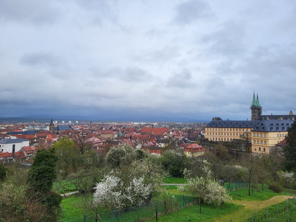 lubuwetter's tweet photo. #Bamberg definitiv eine Reise wert.Nur diese Blechkisten könnte man durchaus aus der Altstadt verbannen.Ziemlich viel Wasser übrigens in der #Regnitz https://t.co/k4zRdbnlhY