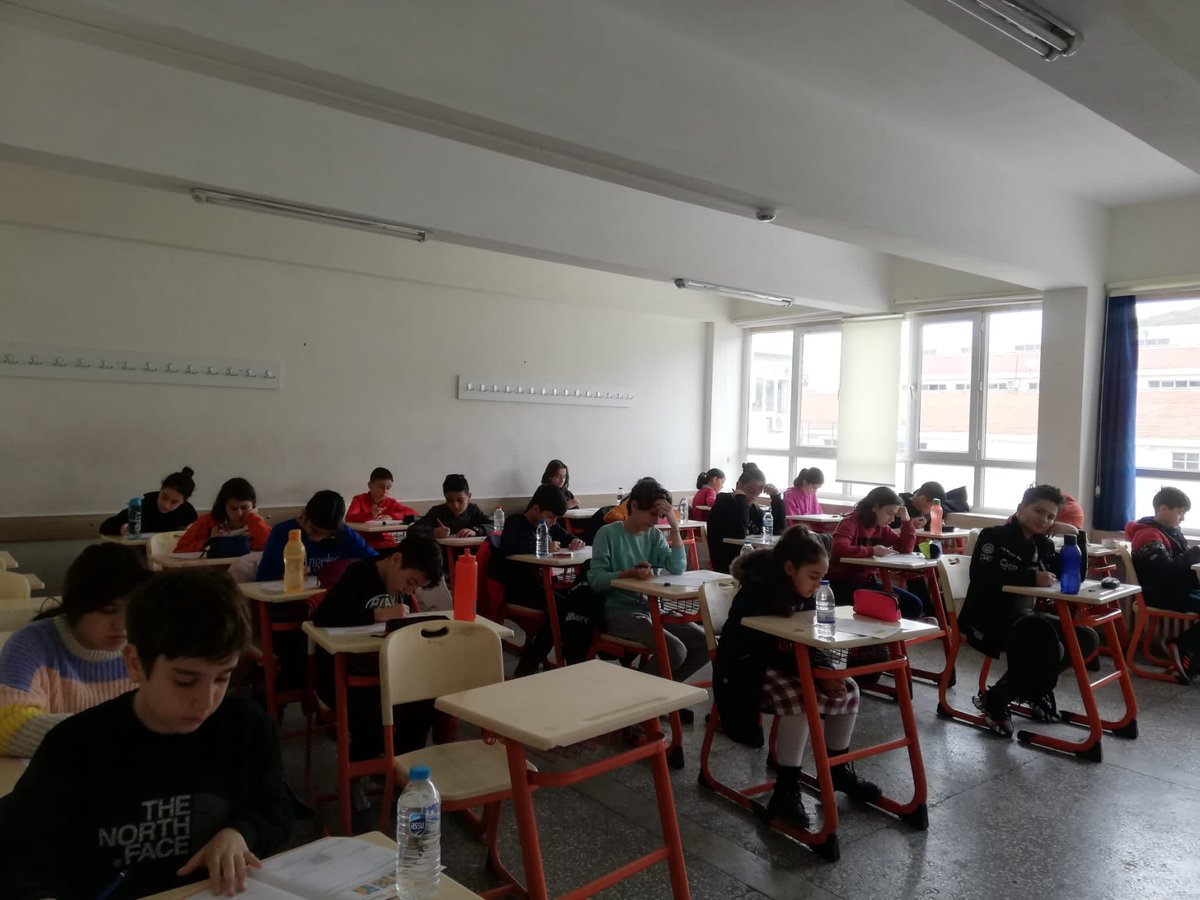 AliagaOrtaokulu's tweet photo. Aliağa ortaokulu matematik öğretmenlerinden Şebnem Özen ve Laika Gökce 2 Nisan Pazar günü çevre okul öğrencilerinin de katılım gösterdiği Ulusal Matematik Şampiyonası sınavını okulumuzda gerçekleştirmiştir.. @35aliaga_MEM  @izmir_ilmem https://t.co/S9kdNJpMHp
