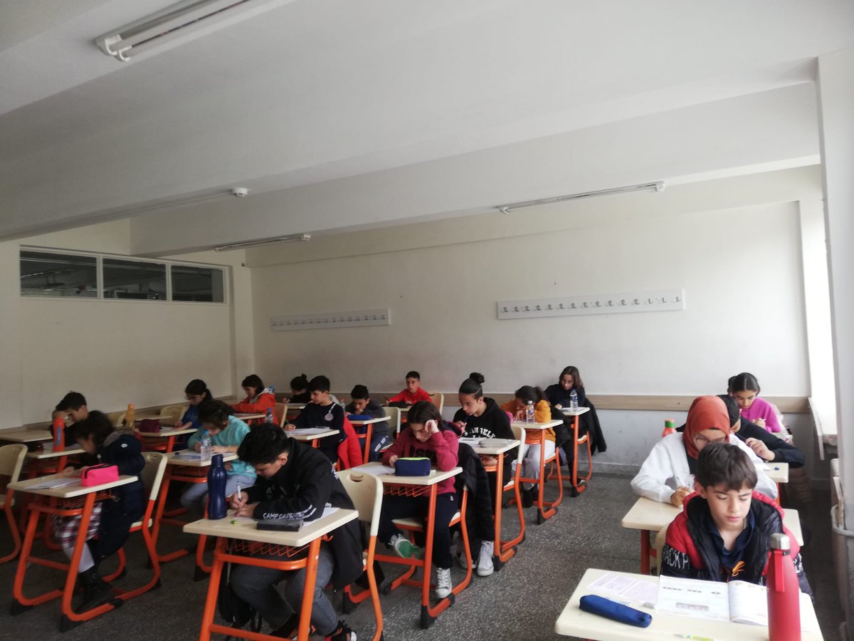 AliagaOrtaokulu's tweet photo. Aliağa ortaokulu matematik öğretmenlerinden Şebnem Özen ve Laika Gökce 2 Nisan Pazar günü çevre okul öğrencilerinin de katılım gösterdiği Ulusal Matematik Şampiyonası sınavını okulumuzda gerçekleştirmiştir.. @35aliaga_MEM  @izmir_ilmem https://t.co/S9kdNJpMHp