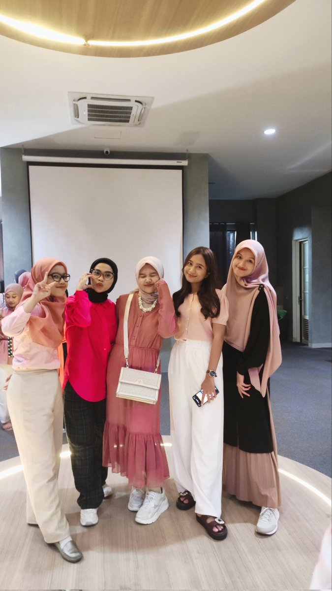 skinssyazz's tweet photo. Ada photobooth juga, gemesh banget warna pink sesuai temen #PinkPowerUp 🤩
Aaaaaa seneng banget, thankyou so much for having me 🥹
@2023jadianime @dhilxa @ceramidey @nisynwafer @nadiraspace 🫶 https://t.co/07ca4lZSNQ