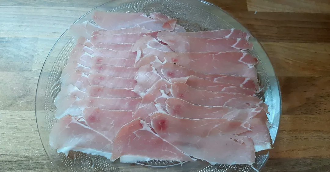 brittas_world's tweet image. Freshly sliced homemade raw ham, 4 months aged. Very tasty 😍

#homemade #rawham #tasty #delicious
