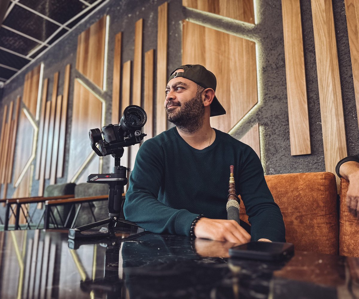 "Bazen durduk yerde bir olayın bütün yaşamımı değiştireceğine inanırdım. 
En çok da bu mecburi eve dönüşler sırasında, tam kapıda yakalardı bu duygu. Eşikte öylece kalır, gözlerim dalar, çocuksu bir umutla bir şeylerin olmasını beklemeye başlardım."

Yeraltı, 2012