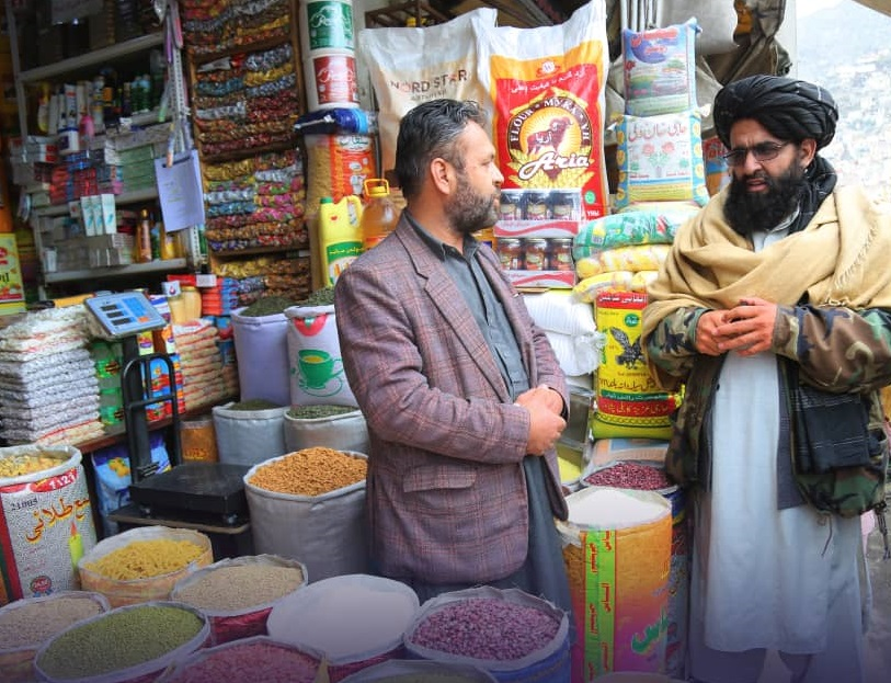 ArianaNews_'s tweet image. په کابل ښار کې د اړتیا وړ لومړنیو توکو د بیو څارنه روانه ده
 کابل ښاروالۍ ويلي؛ د ښار په بېلابېلو بازارونو کې د لومړنیو توکو د بیو د څارلو او د احتکار د مخنیوي لپاره د اړوند کمیسیون څېړنه او څارنه پیل شوې ده.۱/۳
#ArianaNews #KabulMunicipality #FoodItems #Prices #Markets