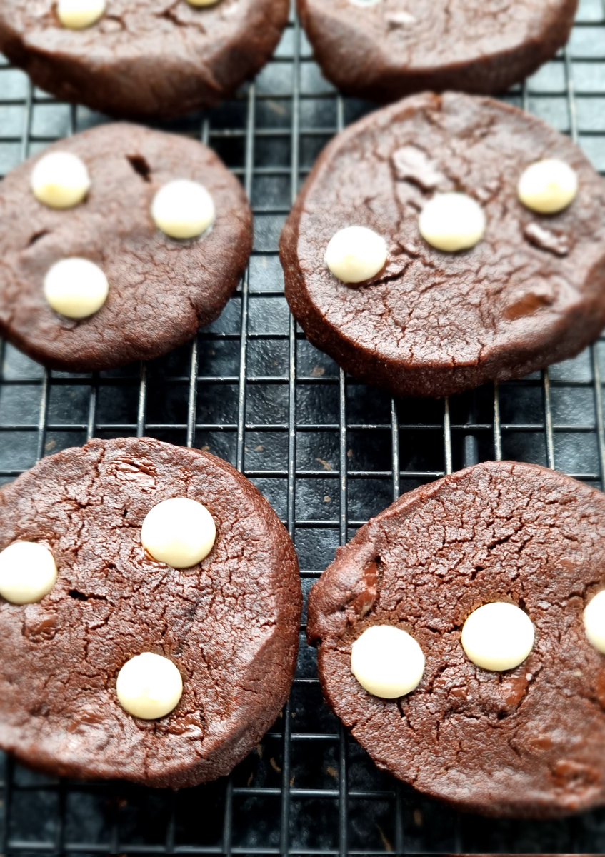 Agaholic76's tweet photo. Just crossed my mind these triple chocolate #biscuits (obvs adapted) could be used for playing #dominos   You could always eat the losing/winning results 🤔😂
#agabaking @AGA_Official https://t.co/utqzHNb7Xm