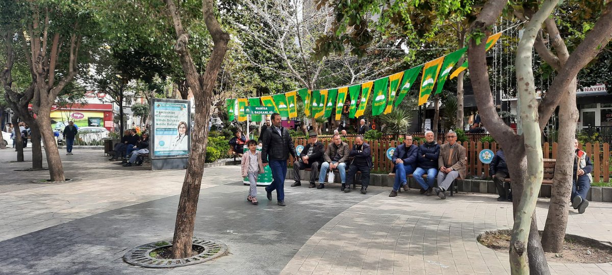 Gençlik Kollarımız Partimizin İlke ve Hedeflerini Anlatmak İçin Sekiz Havuz  Meydanında stant kurdu.

'Ey ALLAH adına koşanlar, daha hızlı koşun!' 

 Hasan el Benna ( r.a )

#HÜDAPAR
#HürGençlikHerYerde
#GelinTanışOlalım
#Manisa