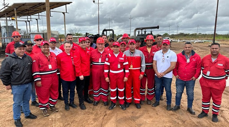 VTVcanal8's tweet photo. Inspeccionan producción de crudo pesado en la Faja Petrolífera del Orinoco Hugo Chávez

#DomingoDeRamos 

https://t.co/suRbgT1ZJl https://t.co/PznAPhDs7O