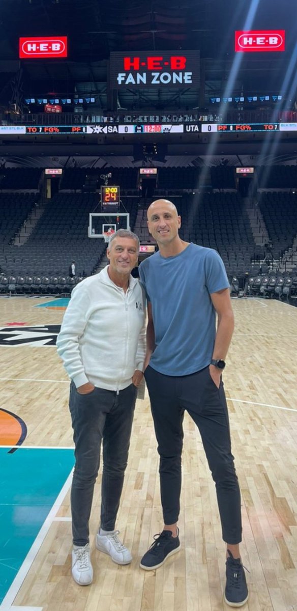 En el final de un recorrido lleno de lindos recuerdos por el #ATTCenter, no podía faltar la foto con el guía 😉 #Spurs