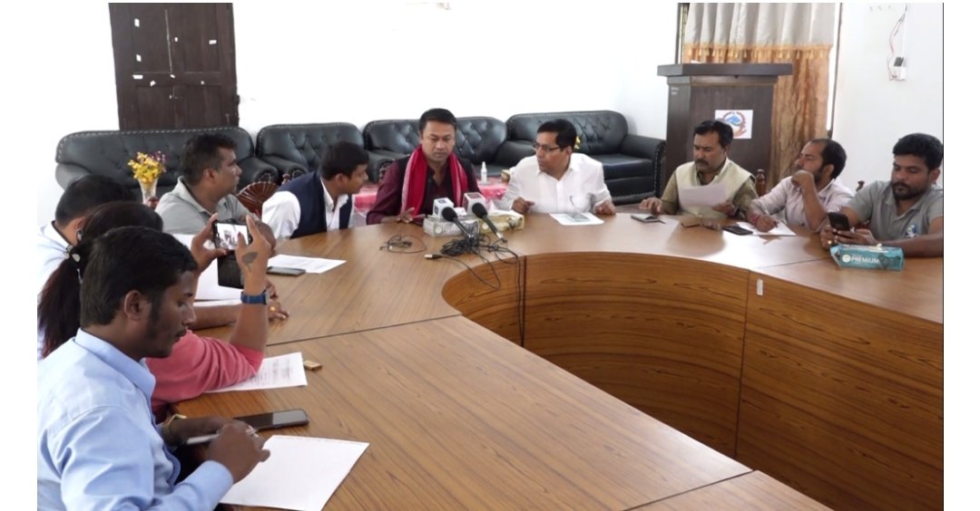 SubashYadavUML's tweet image. भौतिक पुर्वधार मन्त्री तथा युवा नेता सरोज यादबको नेतृत्वमा ३११ किल्लोमिटर मधेस सहिद सडक पुर्वधार निर्माणको प्रक्रिया अगाडि बडाउने निर्णय गरेर मधेस बिकाशको नयाँ मोडल स्थापित गर्न खोजेको छ ।❣️🙏