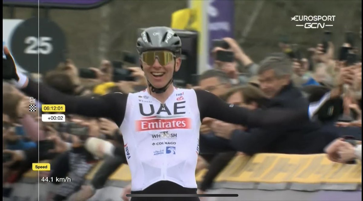 fernan_ruiz's tweet photo. Uno no sabe qué decir. Casi mejor ponerse en pie y aplaudir. Historia viva del ciclismo, el cómo ha reventado la carrera hoy Tadej Pogacar en el Tour de Flandes.
🙌🙌🙌🙌🙌🙌 https://t.co/pVsXDcVEpQ