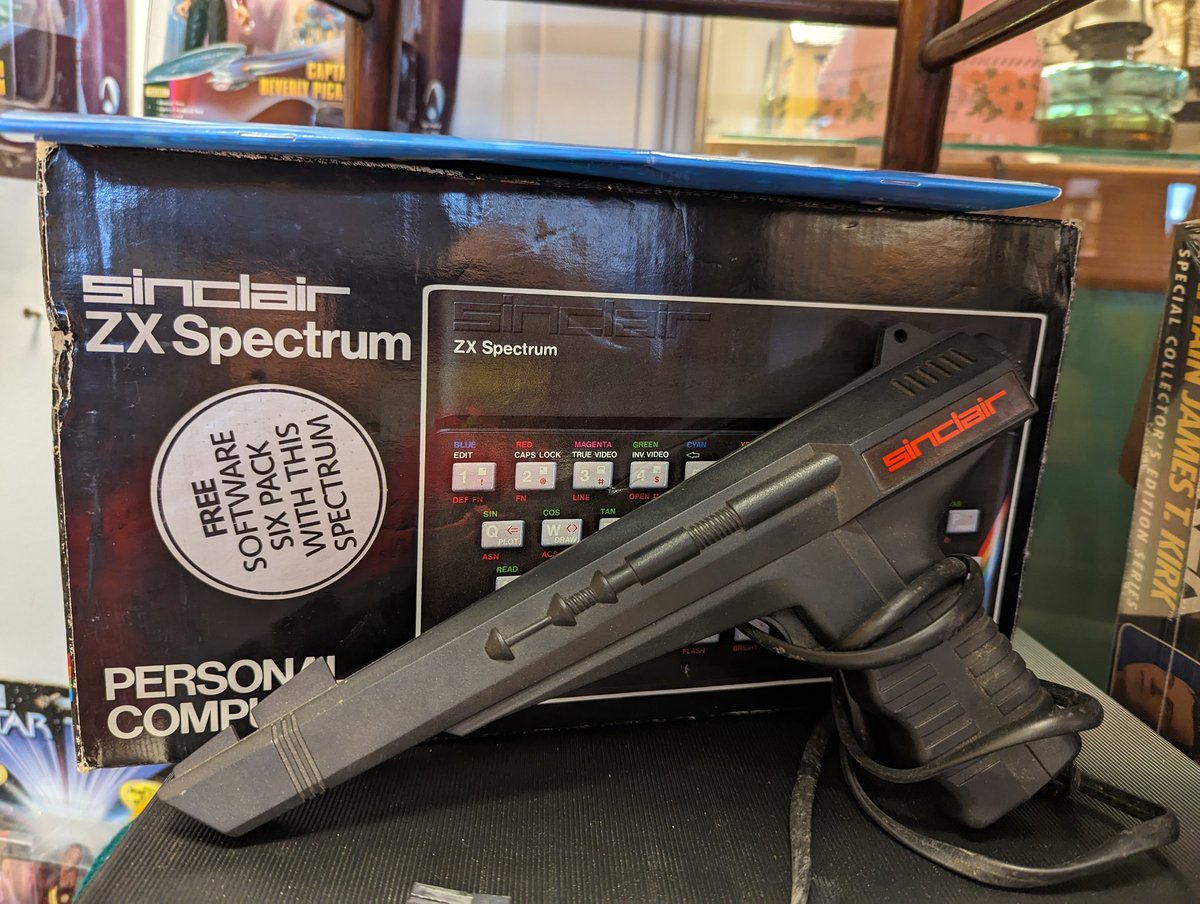 2000_dc's tweet photo. Spotted in a vintage shop while picking a greenhouse locally. Very nice box, was so tempted to pick it up but just managed to resist. 

#spectrum #zxspectrum #spectrum48k #sinclair #8bit #phaser #sinclairspectrum #retro #retrogaming #homecomputing #microcomputer #lightgun https://t.co/p6ZubhjiYT