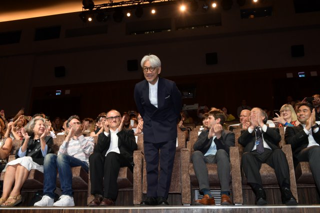 Salutiamo con grandissima commozione il grande compositore giapponese #RyuichiSakamoto (1952-2023) e lo ricordiamo con questo scatto che lo ritrae tra gli applausi della Sala Grande alla #BiennaleCinema2017, in occasione della prima del documentario "Ryuichi Sakamoto: CODA".