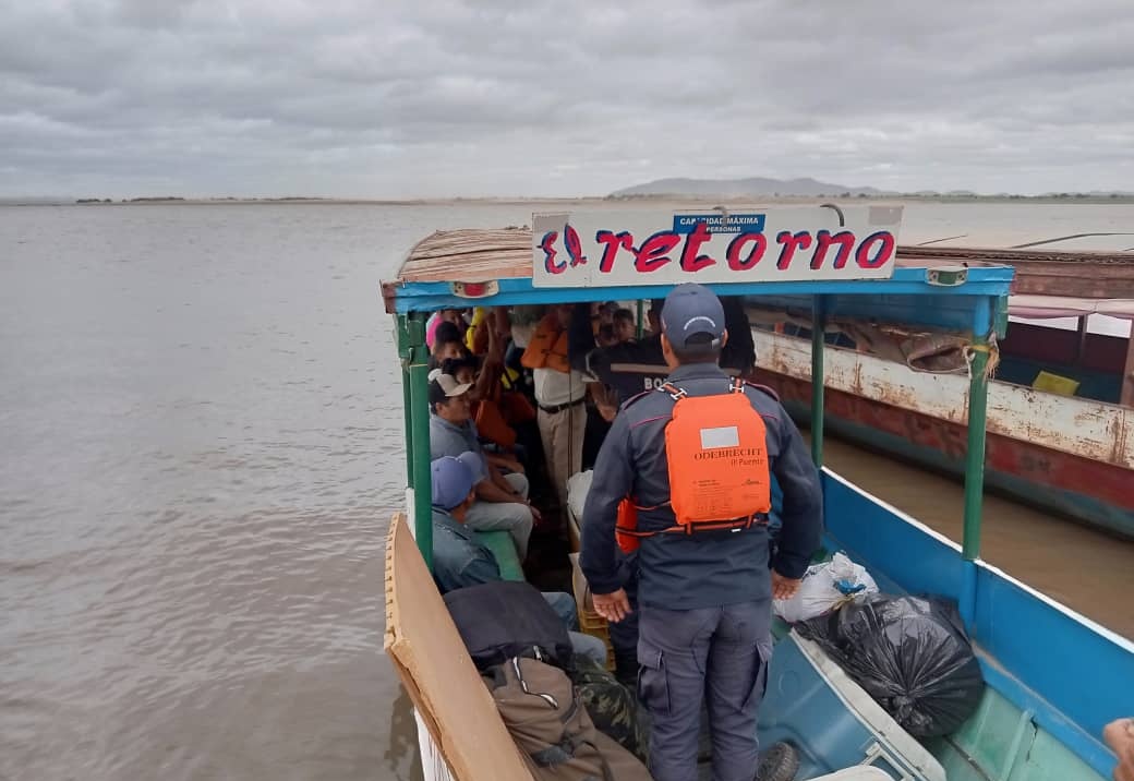 inea_venezuela's tweet photo. #2Abr #SemanaSantaSeguraINEA2023 

EN #CiudadBolivar continuamos supervisando el uso del chaleco salvavidas, específicamente en el muelle de Caicara del Orinoco.

#ComprometidosConLaVenezuelaAzul https://t.co/U9dAmONVy2