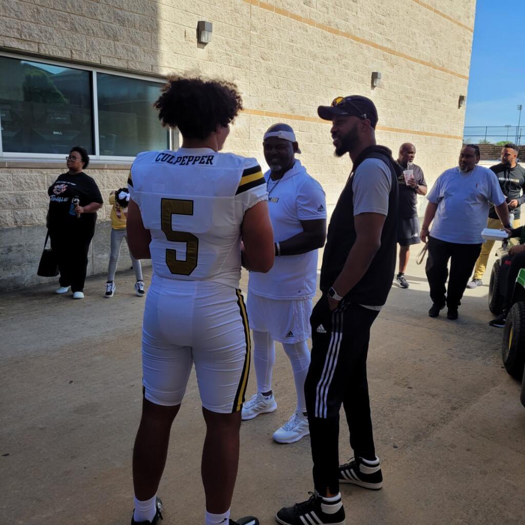 DrakeGonzalez25's tweet photo. Had a great time at Alabama State yesterday! Thank you @CoachJames44 @Coach_Jlew for the invite! #Swarmas1 @CoachDj_UG @CoachLott30 https://t.co/xs3WR0He0e