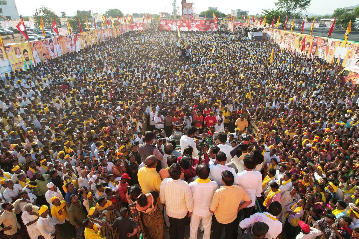TdpVenkata's tweet photo. మీకు కనపడుతుందా , మీకు వినపడుతుందా …. 🔥🔥🔥🔥🔥 జనం జనం , ప్రభంజనం 🤝🤝🤝🤝
యువ గళం , నారా గళం
యువ గళమే నారా గళం
❤️🔥🫶🤝✊ #MNTDP
#YuvaGalamPadayatra https://t.co/TrYGJJgc1q