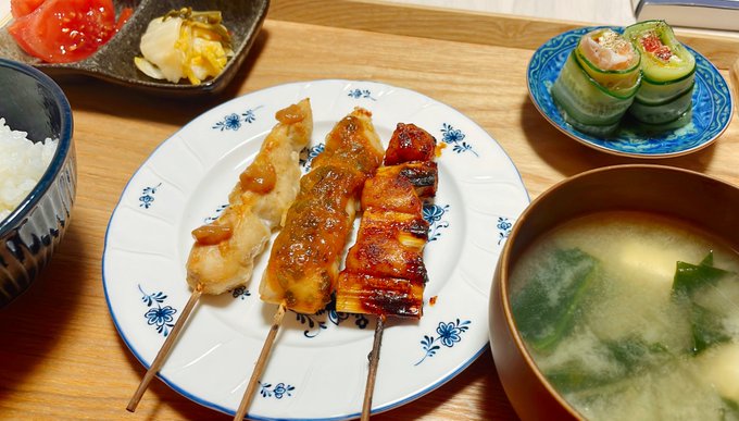 ささみ焼き鳥　パプリカと生ハムのきゅうり巻き白菜の漬物、トマトほうれん草と豆腐の味噌汁焼き鳥はネギま、ネギ味噌、梅にした